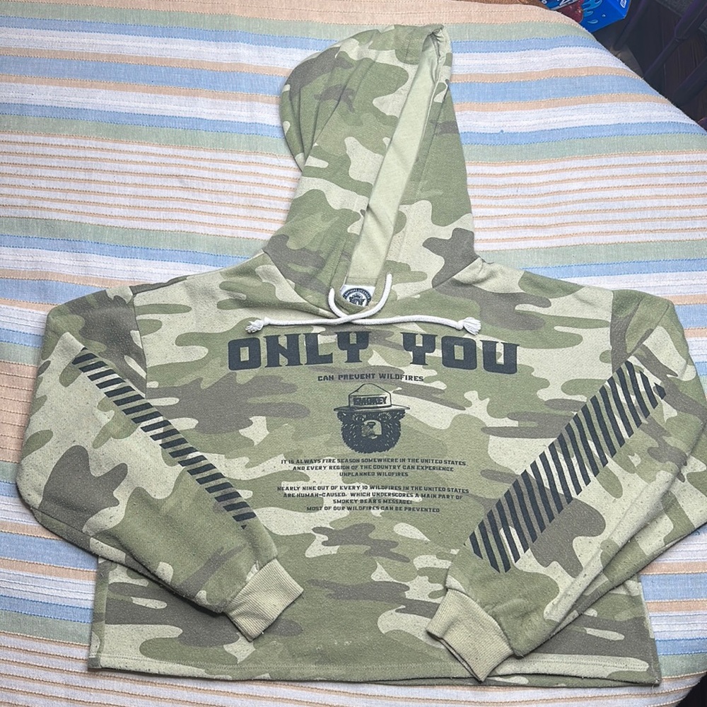 Smokey The Bear CFFPP “Only You can prevent wildfires” cropped Camo Hoodie XS